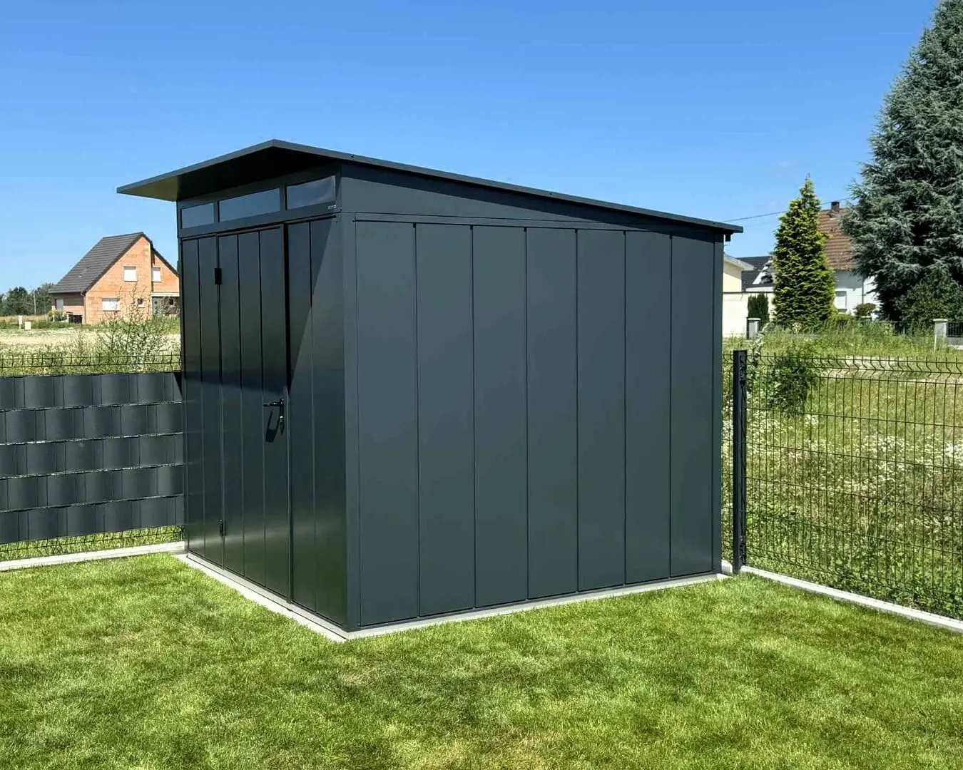 Abri-de-jardin-moderne-Hörmann Photo de l'Abri : Abri de jardin moderne Hörmann (Gris Anthracite) - Robustesse et sécurité