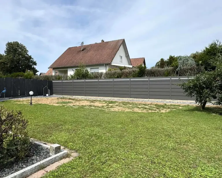 Les Clôtures en aluminium KOSTUM délimitent votre propriété pour que vous vous sentiez bien chez vous . Basses, hautes, pleines, ajourées, persiennées, nos clôtures sur-mesure s’adaptent à votre quotidien.