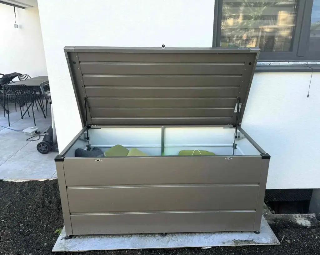 Coffre de jardin Hörmann ouvert - Rangement sécurisé pour terrasse.