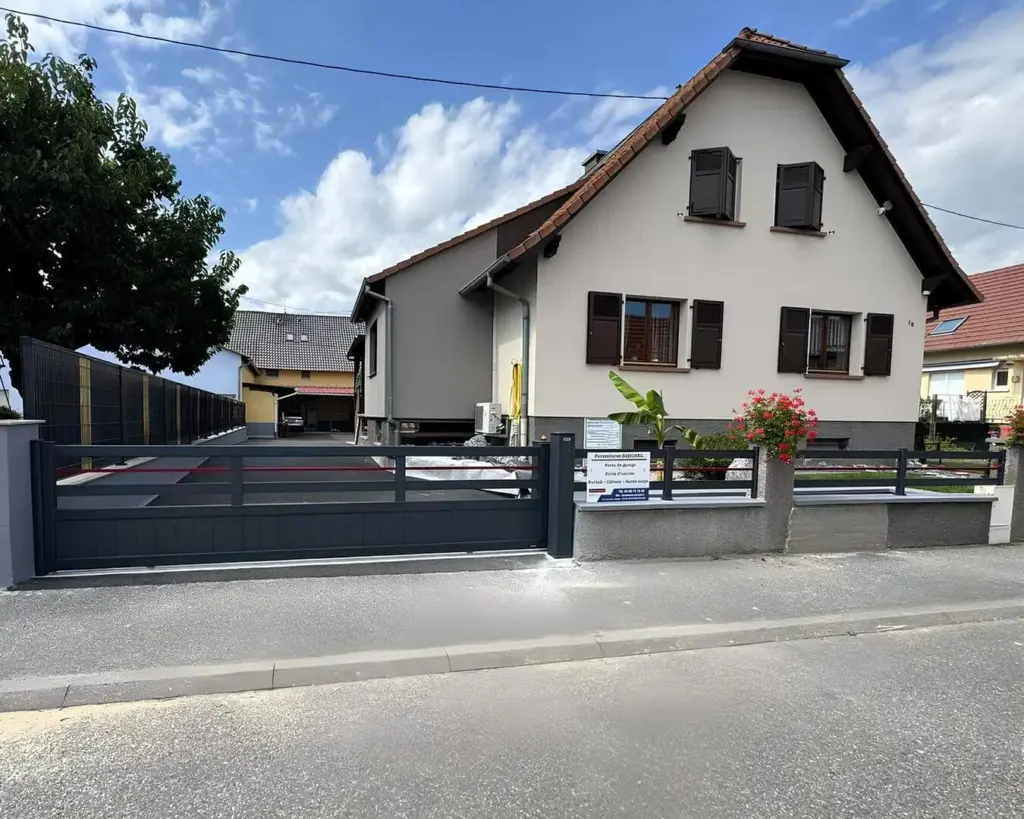 Fermetures Biechel à 67 Kurtzenhouse installe des Clôtures en aluminium KOSTUM qui délimitent votre propriété pour que vous vous sentiez bien chez vous .