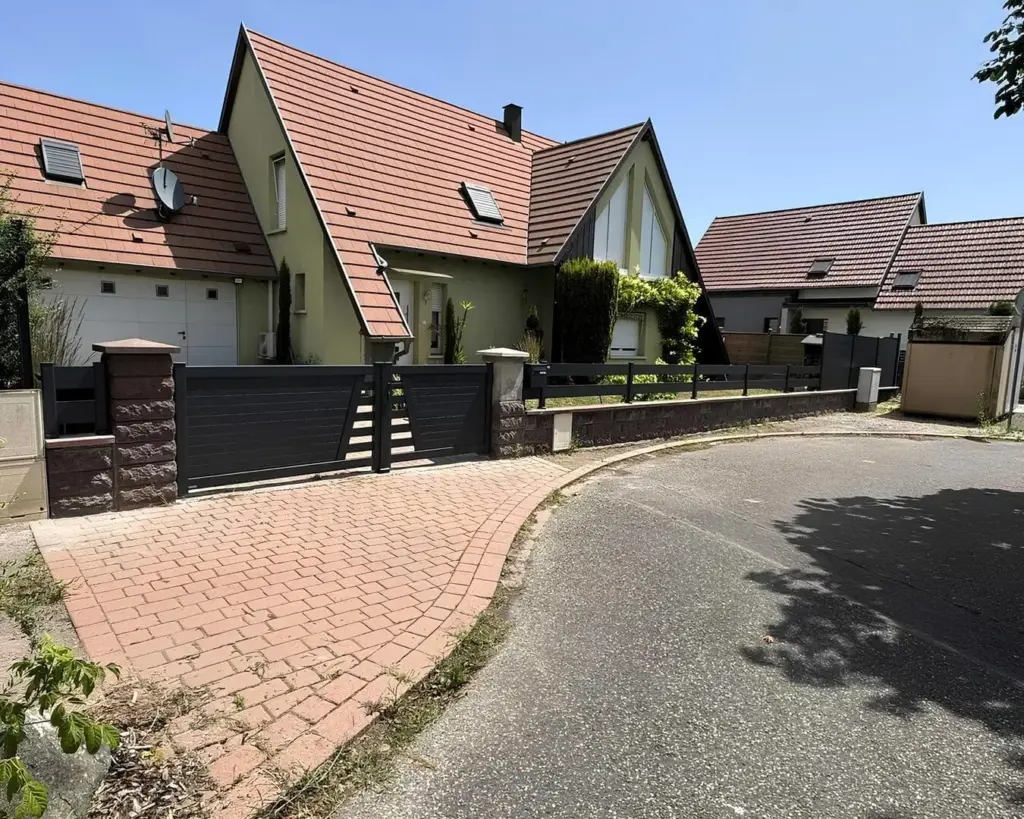 Les Clôtures en aluminium KOSTUM délimitent votre propriété pour que vous vous sentiez bien chez vous .