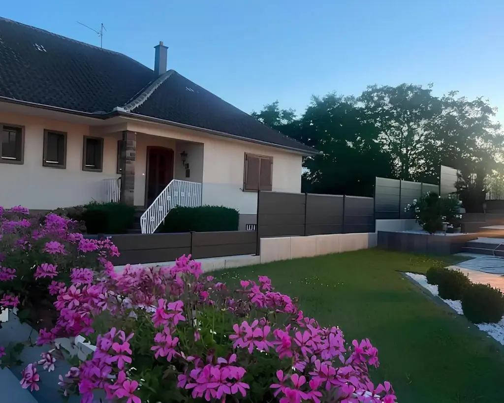 Fermetures Biechel entre Haguenau, Strasbourg et Saverne installe ses Clôtures en aluminium KOSTUM délimitent votre propriété pour que vous vous sentiez bien chez vous .