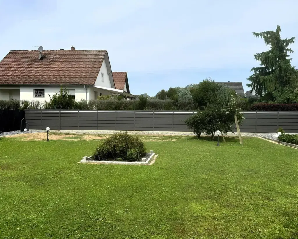 Les Clôtures en aluminium KOSTUM installées par Fermetures Biechel près Strasbourg délimitent votre propriété pour que vous vous sentiez bien chez vous .