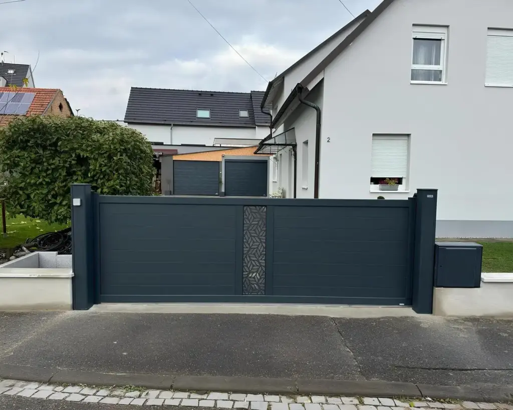 KOSTUM est la marque haut de gamme du groupe Cadiou, Fabrication française. Elle cultive une passion et une réelle expertise pour les portails en Aluminium . Chaque portail est unique , personnalisable selon vos envies. Nous vous proposons plusieurs versions de portails : Battant Coulissant Autoportant