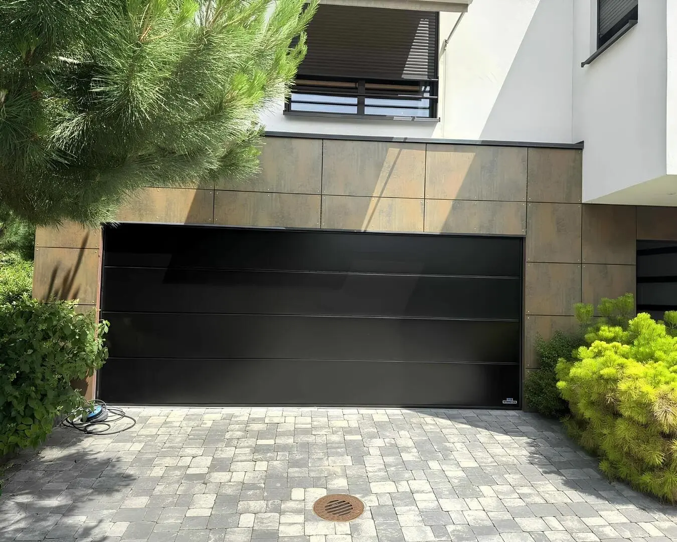 Installation-porte-de-garage-Fermetures-Biechel Réalisation porte de garage par fermeture Biechel 67 Kurtzenhouse près Haguenau