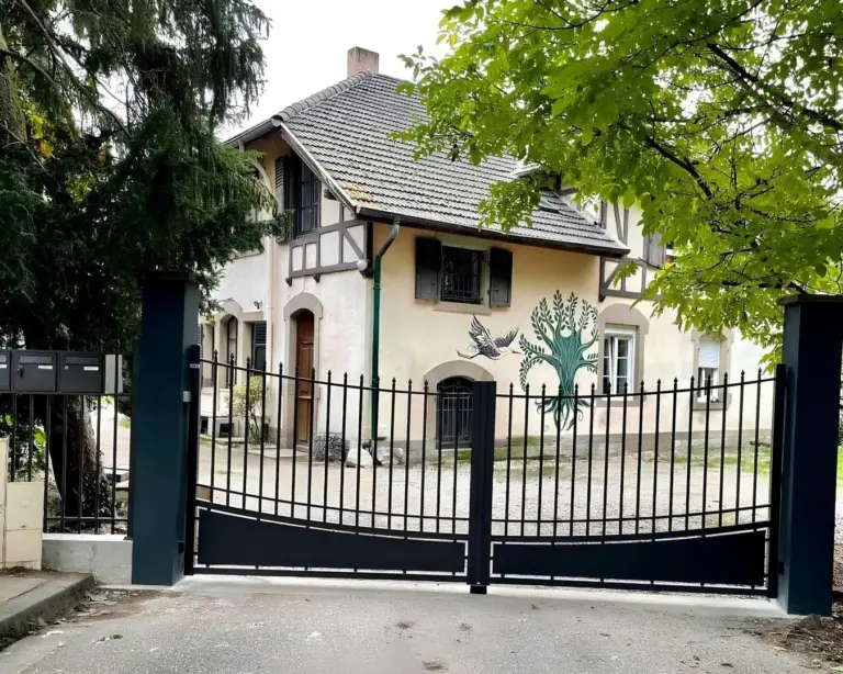 Portail en aluminium forgé LANDUDEC laqué en RAL 2100