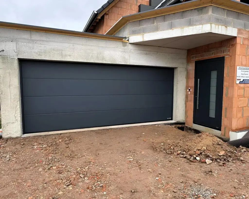Portes de garage de marque Hörmann en aluminium offrant stabilité , robustesse , une très bonne isolation thermique et surtout une sécurité