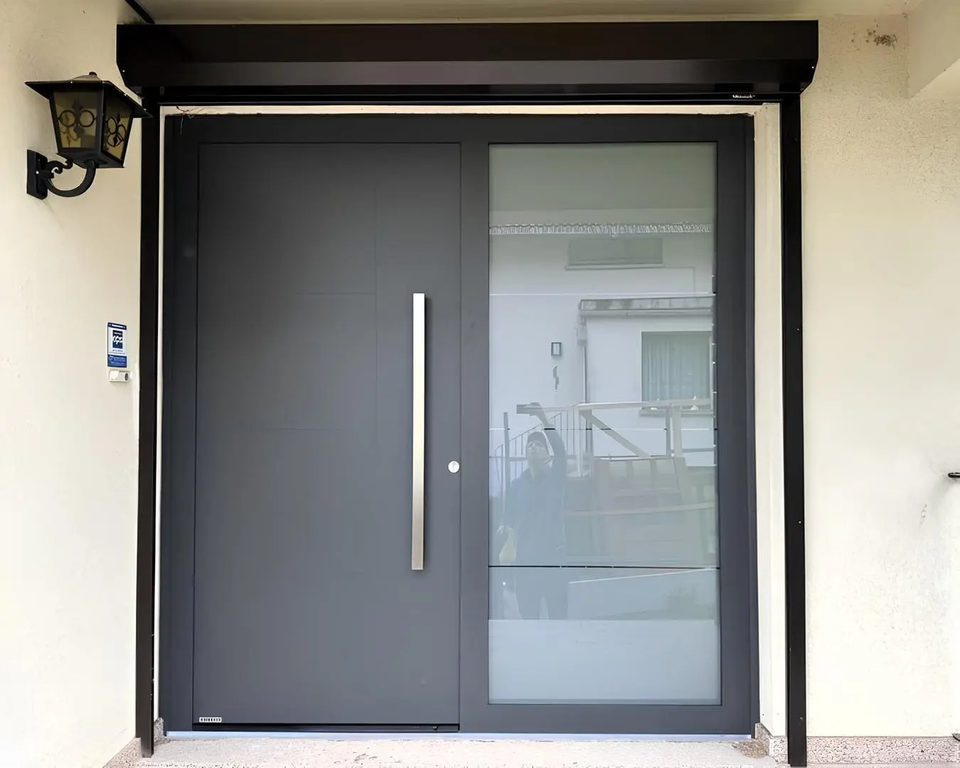 Porte-d’entrée-Hörmann Une très belle réalisation et pas très courante dans le monde des portes d'entrée avec la mise en place à 67250 Surbourg de cette version XXL avec partie fixe de 1000 mm