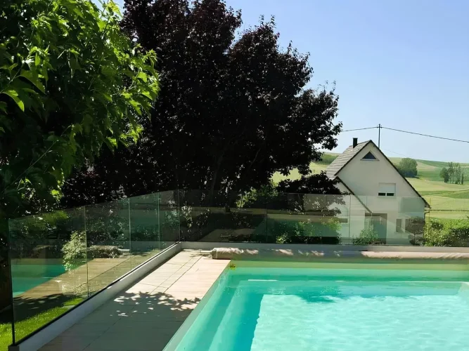 Chez les mêmes clients de Morschwiller (67350) où un superbe garde-corps vitré a été posé, nous avons également installé cette magnifique porte d'entrée et la porte de garage assortie. Une harmonie parfaite pour une maison moderne et sécurisée !